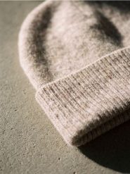 Czapka beanie basic z domieszką wełny - beżowy. Brązowe czapki damskie Sinsay, bez wzorów, z wełny. Za 19.99 zł.