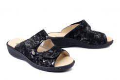 DR. BRINKMANN 700726-01 schwarz, klapki damskie. Czarne klapki damskie Dr. Brinkmann, na lato, bez wzorów, ze skóry, bez obcasa, bez zapięcia. Za 280.42 zł.