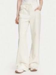 Guess Spodnie dresowe W6YB31 K5319 Kremowy Wide Leg. Białe spodnie dresowe damskie Guess, z aplikacjami, z dresówki. Za 434.99 zł.