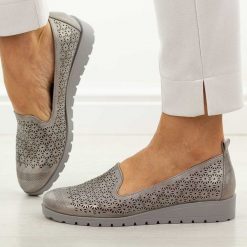 Szare ażurowe półbuty damskie M.Daszyński 1628-20. Szare półbuty damskie M.Daszyński, na lato, w ażurowe wzory, z jeansu, eleganckie, z okrągłym noskiem, bez obcasa, bez zapięcia. Za 179.00 zł.