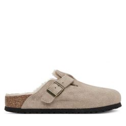 Klapki Birkenstock. Brązowe klapki damskie Birkenstock, bez wzorów, bez obcasa, bez zapięcia. Za 649.99 zł.