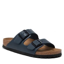 Klapki Birkenstock. Niebieskie klapki damskie Birkenstock, bez wzorów, bez obcasa, bez zapięcia. Za 499.99 zł.