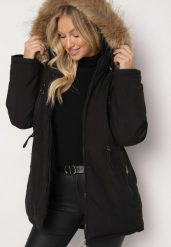 Czarna Kurtka Parka z Zasuwanymi Kieszeniami i Futerkiem Przy Kapturze Siarietia. Czarne kurtki damskie Born2be, na zimę, l, bez wzorów, z futra, bez kaptura. Za 299.99 zł.