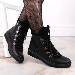 Skórzane botki damskie z cyrkoniami ocieplane czarne Dolce Pietro. Czarne botki damskie Dolce Pietro, bez wzorów, ze skóry, bez obcasa, bez zapięcia. Za 220.00 zł.