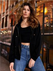 Bluza ze stójką - czarny. Czarne bluzy damskie Sinsay, l, bez wzorów, z dzianiny, bez ramiączek, bez kaptura. W wyprzedaży za 45.99 zł.