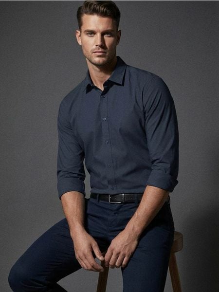 Gładka koszula basic - granatowy. Niebieskie koszule męskie Sinsay, l, bez wzorów, bez kołnierzyka, bez ramiączek. Za 39.99 zł.