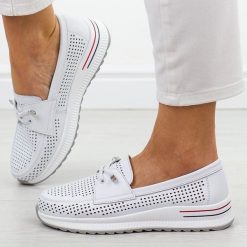 Białe ażurowe skórzane półbuty damskie Cambell 07302. Białe półbuty damskie Cambell, na jesień, w ażurowe wzory, z jeansu, biznesowe, bez obcasa, na płaskiej podeszwie, bez zapięcia. Za 219.00 zł.
