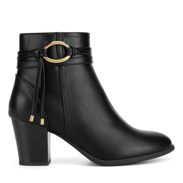 Botki Clara Barson. Czarne botki damskie Clara Barson, bez wzorów, bez obcasa, na słupku, bez zapięcia. Za 169.99 zł.