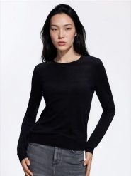 Sweter z wełną i modalem - czarny. Czarne swetry nierozpinane damskie Reserved, l, bez wzorów, z dzianiny, bez kołnierzyka, bez ramiączek. Za 119.99 zł.