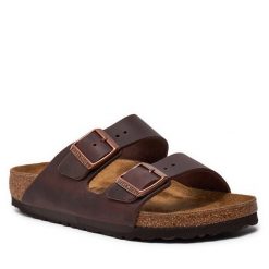 Klapki Birkenstock. Brązowe klapki damskie Birkenstock, bez wzorów, bez obcasa, bez zapięcia. Za 569.99 zł.