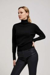 Cienki sweter z golfem czarny. Czarne swetry nierozpinane damskie MOODO, l, bez wzorów, z poliamidu, bez kołnierzyka, bez ramiączek. W wyprzedaży za 43.99 zł.