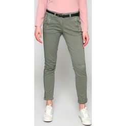 Answear - Spodnie. Zielone spodnie materiałowe damskie ANSWEAR, bez wzorów, z bawełny, casualowe. W wyprzedaży za 59.90 zł.