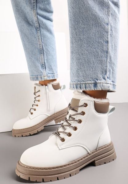 Białe Traperki Mocno Ocieplone Sztucznym Futerkiem Janeka. Białe trapery damskie Renee, z jeansu, bez zapięcia. Za 79.99 zł.