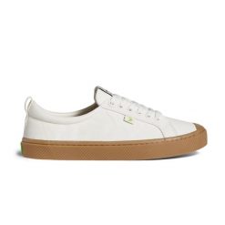 Tenisówki Cariuma OCA Low Gum Off-White Canvas. Białe trampki i tenisówki damskie CARIUMA, bez wzorów, z gumy, bez zapięcia. Za 318.50 zł.