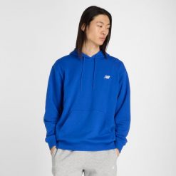 Bluza męska New Balance MT41508BUM – niebieska. Niebieskie bluzy męskie New Balance, l, z aplikacjami, z bawełny, bez kaptura. Za 199.99 zł.