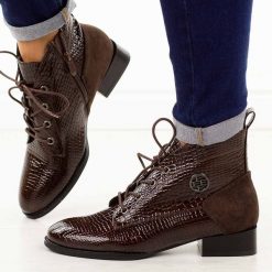 Brązowe lakierowane botki damskie Filippo DBT4824/26. Brązowe botki damskie Filippo, na jesień, z aplikacjami, z jeansu, eleganckie, z okrągłym noskiem, bez obcasa, na płaskiej podeszwie, bez zapięcia. Za 219.00 zł.