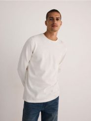 Bawełniany sweter - biały. Białe swetry męskie Reserved, l, bez wzorów, z bawełny, bez kołnierzyka, bez ramiączek. W wyprzedaży za 39.99 zł.