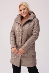 Pikowany ciemno-beżowy płaszcz Vivien z fantazyjnymi kieszeniami OVERSIZE PLUS SIZE XXL JESIEŃ. Brązowe płaszcze damskie Moda Size Plus Iwanek, na jesień, plus size, bez wzorów, z poliesteru, eleganckie, bez kołnierzyka, bez kaptura. Za 469.90 zł.