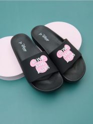 Klapki Myszka Miki - czarny. Czarne klapki damskie Sinsay, bez wzorów, bez obcasa, bez zapięcia. Za 39.99 zł.