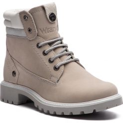 Trapery WRANGLER - Creek WL182500 Ice 91. Szare trapery damskie Wrangler, z materiału, bez zapięcia. W wyprzedaży za 269.00 zł.