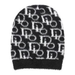 Czarna Elegancka Czapka Alpaka Damska Armodo. Czarne czapki damskie Armodo, na zimę, bez wzorów, z materiału, eleganckie. Za 49.99 zł.