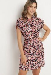 Czarna Taliowana Sukienka z Wiskozą Ozdobiona Paskiem Deysene. Czarne sukienki damskie Born2be, na co dzień, l, bez wzorów, z wiskozy, eleganckie, bez kołnierzyka, bez ramiączek, mini, proste. Za 79.99 zł.