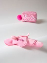 Zestaw do mycia twarzy Barbie - różowy. Czerwone body Sinsay, bez wzorów. W wyprzedaży za 7.99 zł.