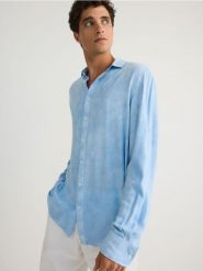 Koszula relaxed fit - jasnoniebieski. Niebieskie koszule męskie Reserved, l, bez wzorów, z lyocellu, bez kołnierzyka, bez ramiączek. W wyprzedaży za 49.99 zł.