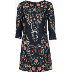 Desigual sukienka damska Clementine 38 czarny. Czarne sukienki damskie Desigual, bez wzorów, bez kołnierzyka, bez ramiączek. W wyprzedaży za 203.00 zł.