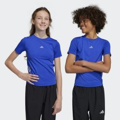 Running AEROREADY 3-Stripes Tee. Niebieskie koszulki sportowe damskie Adidas, bez wzorów, z materiału, bez ramiączek, na jogę i pilates. Za 113.55 zł.