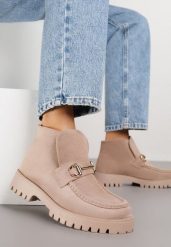 Ciemnobeżowe Botki w Stylu Loafersów Zdobione Metaliczną Aplikacją Aqianey. Brązowe botki damskie Renee, z aplikacjami, z jeansu, klasyczne, bez obcasa, na płaskiej podeszwie, bez zapięcia. Za 129.99 zł.