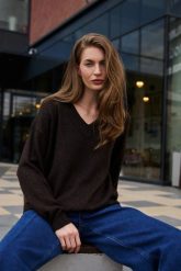 Sweter z dekoltem w serek brązowy. Brązowe swetry nierozpinane damskie MOODO, l, bez wzorów, z poliamidu, bez kołnierzyka, bez ramiączek. Za 129.99 zł.