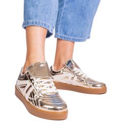 Złote sneakersy trampki damskie lakierowane złoty. Żółte trampki i tenisówki damskie z aplikacjami, z lakierowanej skóry, bez zapięcia. Za 75.21 zł.