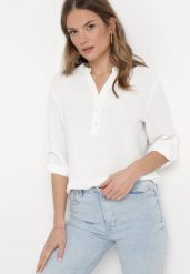 Biała Bluzka z Tkaniny Plumeti z Guzikami Irlena. Białe bluzki damskie Born2be, l, bez wzorów, z tkaniny, bez kołnierzyka, bez ramiączek. Za 59.99 zł.