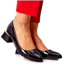 Lewski Shoes Skórzane Lakierowane Czółenka Lewski 3118 Czarne. Czarne czółenka damskie bez wzorów, z lakierowanej skóry, eleganckie, bez obcasa, na obcasie, bez zapięcia. Za 410.13 zł.