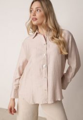 Beżowa Koszula Oversize z Wiskozą i Lnem Zdobiona Nieregularnymi Guzikami Inisera. Brązowe koszule damskie Born2be, l, z aplikacjami, z jeansu, biznesowe, bez kołnierzyka, bez ramiączek. Za 109.99 zł.