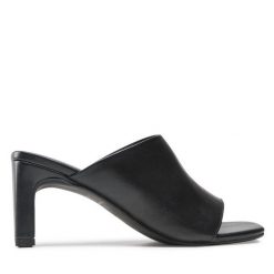 Klapki Vagabond Shoemakers. Czarne klapki damskie Vagabond Shoemakers, bez wzorów, bez obcasa, bez zapięcia. Za 369.99 zł.
