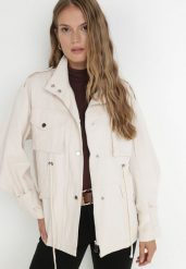 Jasnobeżowa Kurtka Parka z Dużymi Kieszeniami Talaha. Brązowe kurtki damskie Born2be, na jesień, l, z aplikacjami, z jeansu, bez kaptura. Za 169.99 zł.