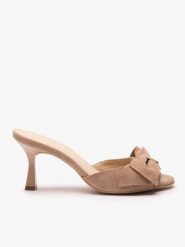 Beżowe klapki na obcasie z kokardą. Brązowe klapki damskie Ryłko, bez wzorów, z gumy, eleganckie, bez obcasa, na obcasie, bez zapięcia. Za 379.99 zł.