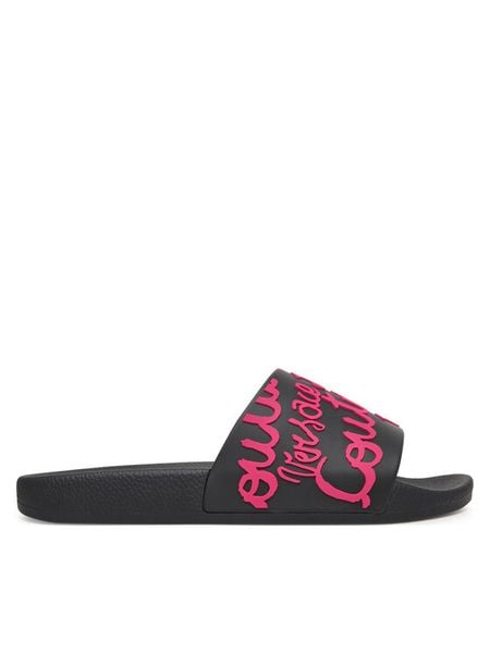 Versace Jeans Couture Klapki 79VA3SQ1 Czarny. Czarne klapki damskie Versace Jeans Couture, bez wzorów, z jeansu, bez obcasa, bez zapięcia. Za 279.99 zł.