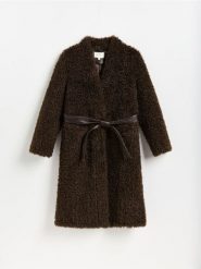 Płaszcz z imitacji baranka - ciemnobrązowy. Brązowe płaszcze damskie Reserved, l, bez wzorów, bez kołnierzyka, bez kaptura. Za 459.99 zł.