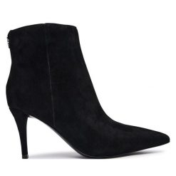 Botki Guess. Czarne botki damskie Guess, z aplikacjami, bez obcasa, na szpilce, bez zapięcia. Za 674.99 zł.