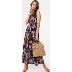 Granatowa Sukienka Black Raven. Czarne sukienki damskie Born2be, l, bez wzorów, eleganckie, bez kołnierzyka, bez ramiączek, maxi, kopertowe. Za 39.99 zł.