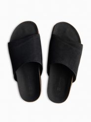 Męskie klapki z naturalnego zamszu na korkowej podeszwie - camel V1. Czarne klapki męskie Ombre Clothing, bez wzorów, z jeansu, bez zapięcia. W wyprzedaży za 349.99 zł.