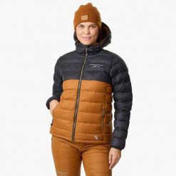 Kurtka damska hiking wodoodporna wiatroszczelna Östersund 2.0. Brązowe kurtki sportowe damskie SWEDEMOUNT, bez wzorów, z puchu, bez ramiączek, bez kaptura, trekkingowe. Za 699.99 zł.