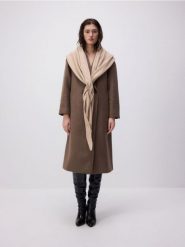 Trójkątny szalik z domieszką wełny - beżowy. Brązowe szaliki damskie Reserved, bez wzorów, z wełny. W wyprzedaży za 65.99 zł.