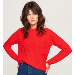 Sweter z ozdobnym splotem - Czerwony. Czerwone swetry męskie Reserved, l, bez wzorów, ze splotem, bez kołnierzyka, bez ramiączek. Za 119.99 zł.