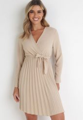 Beżowa Sukienka Plisowana z Kopertowym Dekoltem i Paskiem Minesia. Brązowe sukienki damskie Born2be, m, bez wzorów, z materiału, eleganckie, bez kołnierzyka, bez ramiączek, mini, kopertowe. Za 89.99 zł.