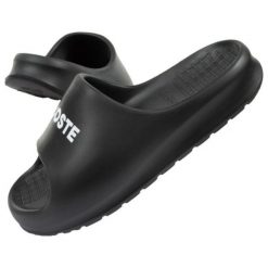 Klapki Lacoste Serve Slide 2002H czarne. Czarne klapki damskie bez wzorów, z syntetyku, sportowe, bez obcasa, bez zapięcia. Za 347.21 zł.