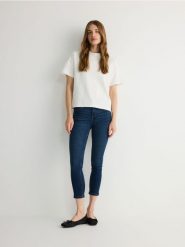 Jeansy slim fit - granatowy. Niebieskie jeansy damskie Reserved, bez wzorów, z bawełny. W wyprzedaży za 39.99 zł.
